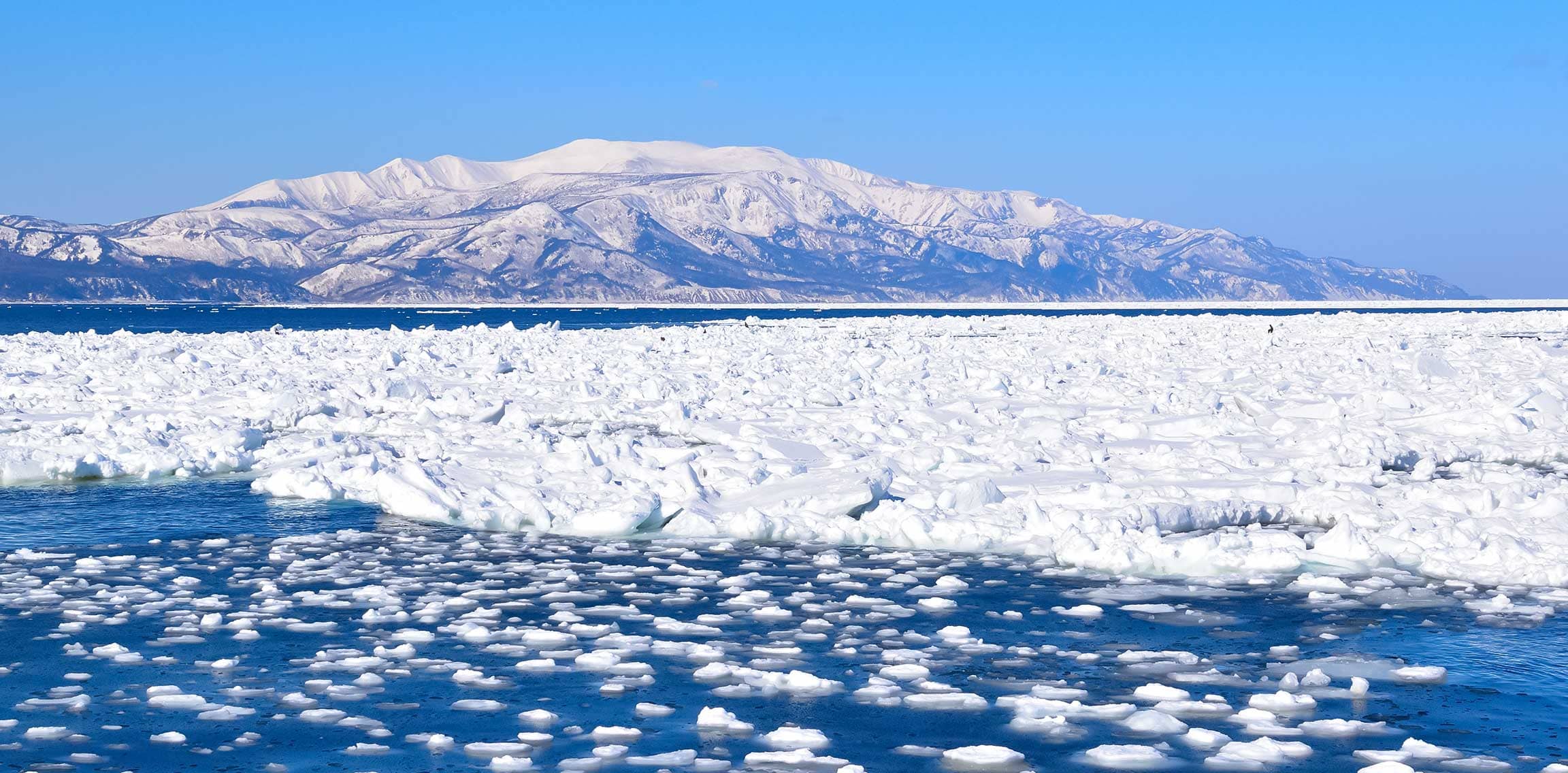 青い空の下に広がる流氷